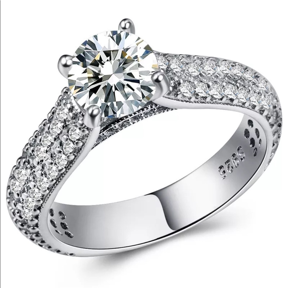 🌹 Stunning Round White Sapphire in .925